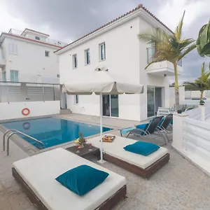 Βίλα Casa De Nicole, Πρωταράς